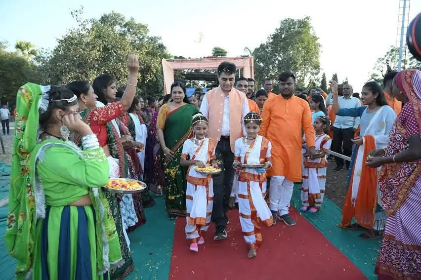 Cultural welcome, children in costume