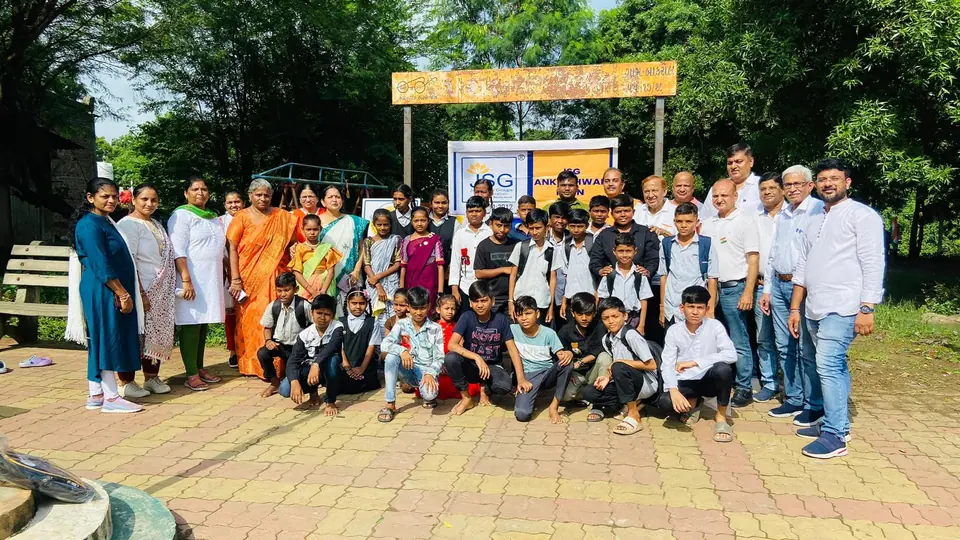 Group photo with schoolchildren at park gate