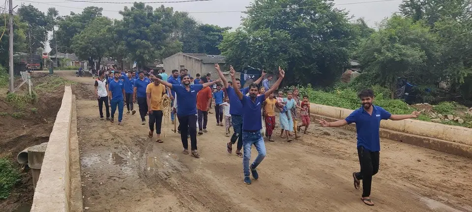 Group running/walk in blue t-shirts