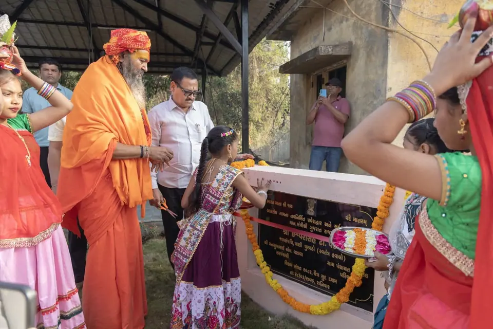 Sadhu unveiling plaque, girls in traditional dress