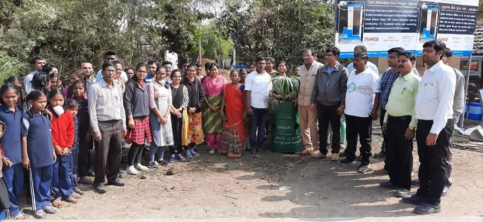 Large group with schoolchildren
