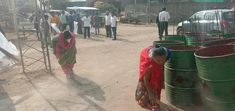 Cleaning with drums/dustbins