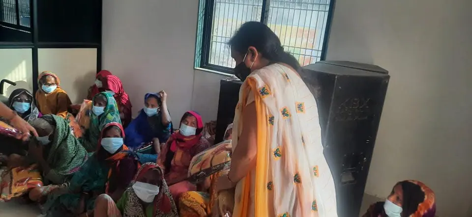 Women in room, distribution