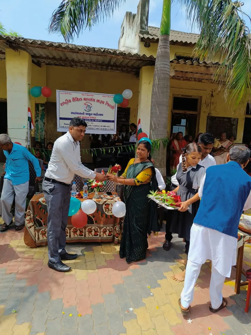 શાળામાં રાષ્ટ્રીય પર્વ અને વિતરણ કાર્યક્રમો