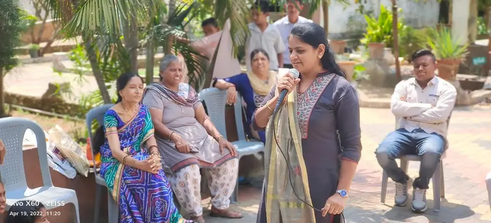 Woman speaking with mic