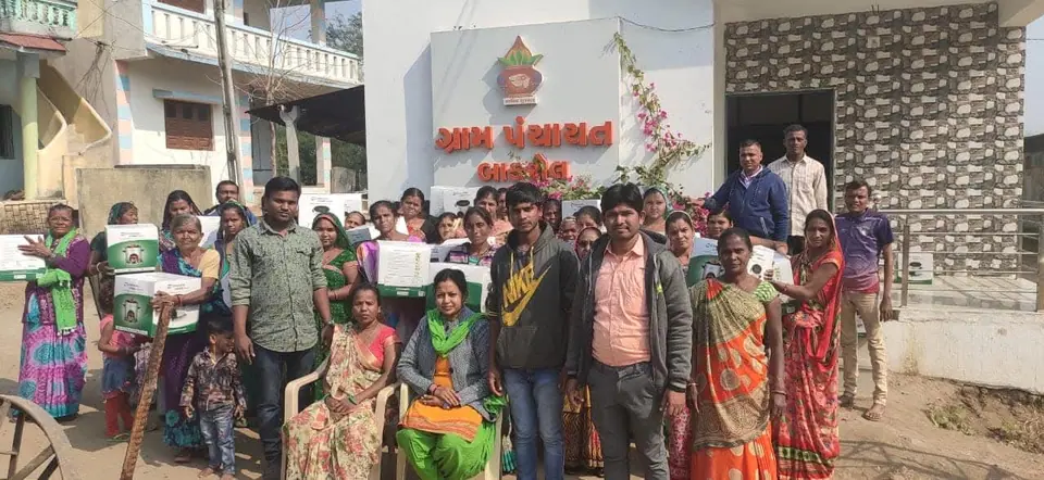 Group with chulha boxes in front of Gram Panchayat Bakrol